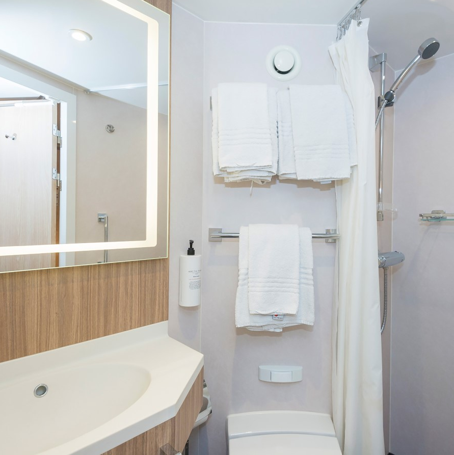 Hurtigruten MS Spitsbergen Accommodation Polar Inside 8.png